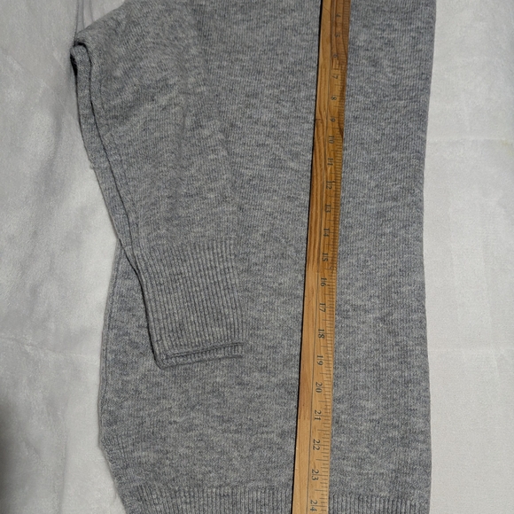 Gray Star Pattern Sweater - Picture 6 of 9